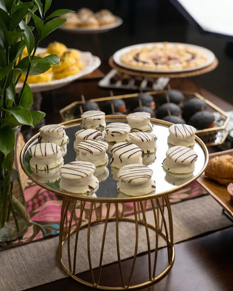 Mini alfajor gourmet de avena y manjar para catering de matrimonios en Santiago.
