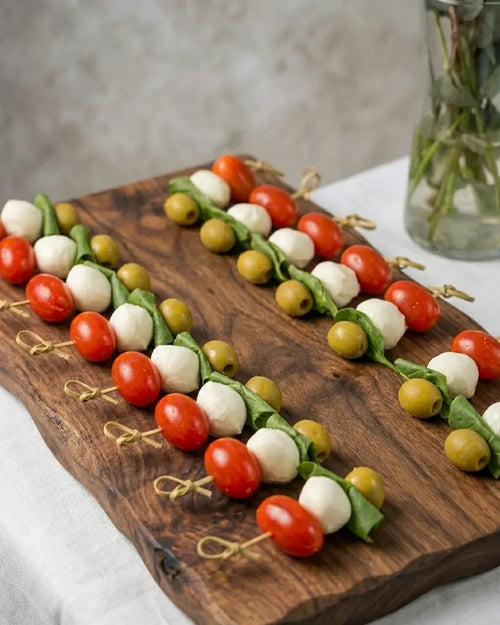 Pincho caprese de tomate cherry y albahaca con pesto, catering vegetariano en Santiago.