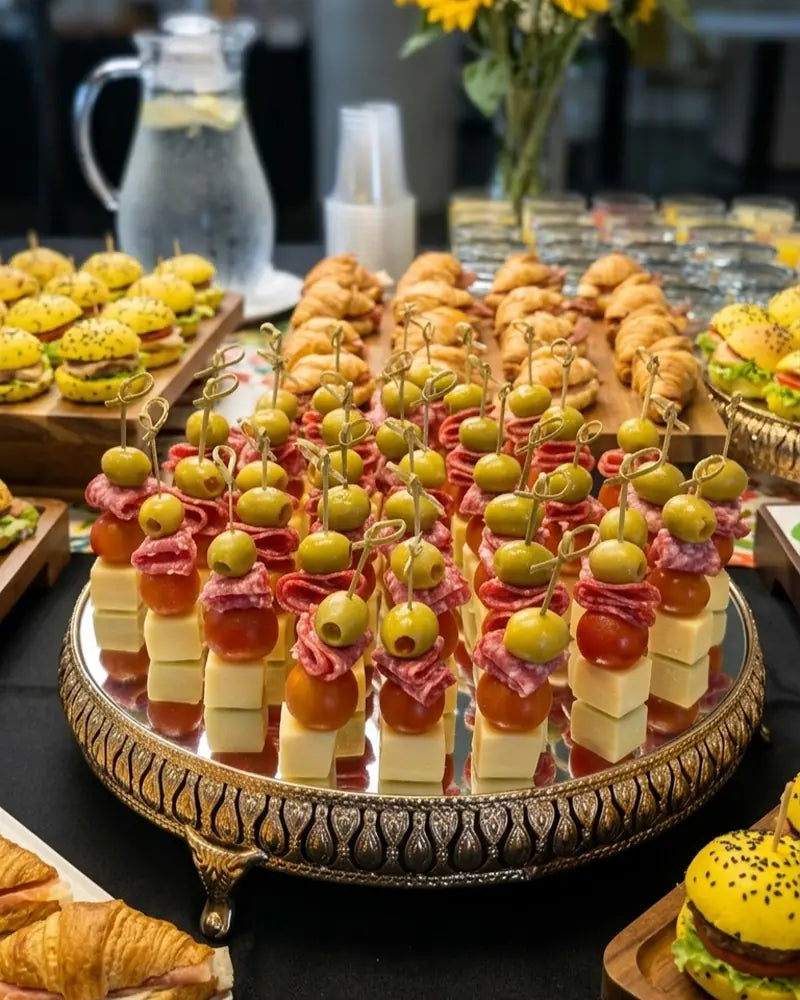 Pinchos gourmet de queso mantecoso, salame y aceituna para catering a domicilio en Santiago.