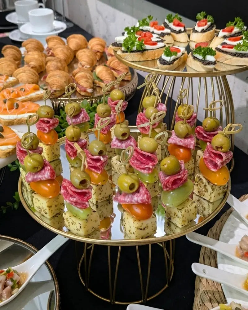 Brochetas de cóctel para cumpleaños y celebraciones, banquetería a domicilio en Santiago.