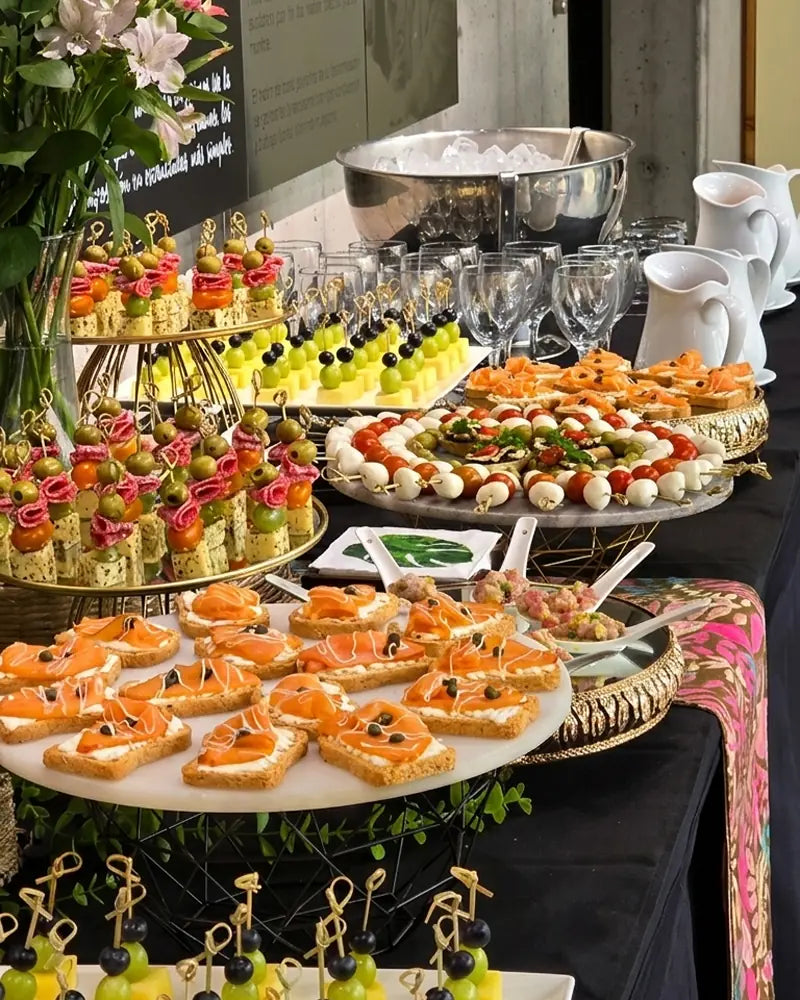 Bruschettas premium de salmón ahumado para banquetería y eventos de gala en Santiago.