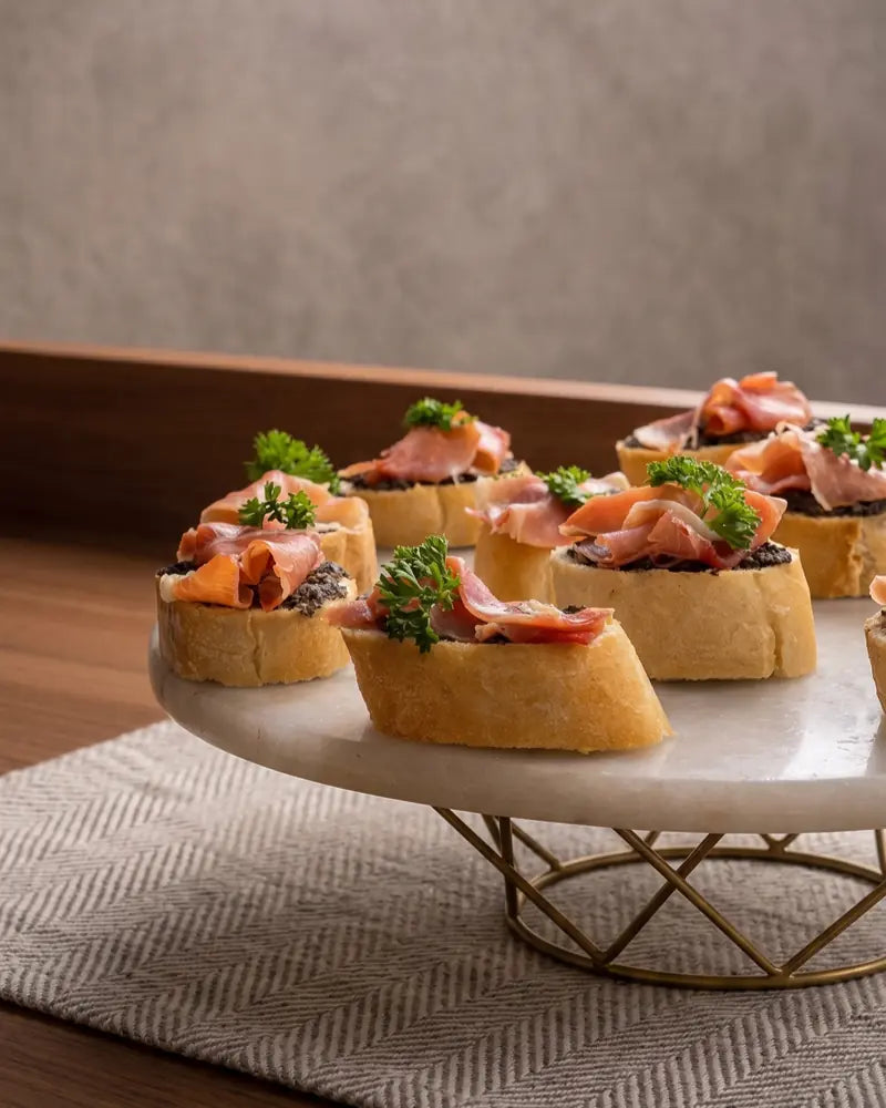 Bruschetta gourmet de jamón serrano sobre pan de masa madre para bodas en Santiago.