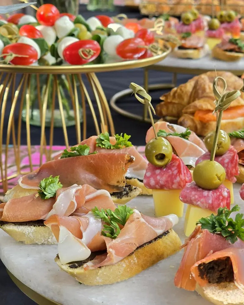 Bocado gourmet de jamón serrano sobre pan tostado para eventos y cócteles en Santiago.