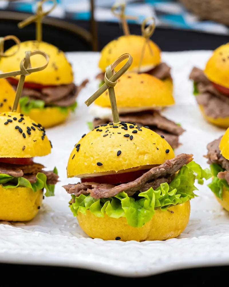 Mini churrasco chileno en pan amasado con palta y tomate para cumpleaños en Santiago.