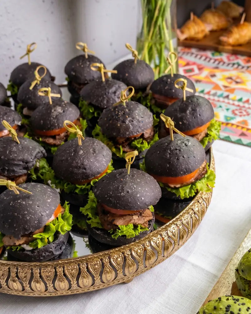 Bocado de churrasco de cóctel en pan artesanal, ideal para fiestas y juntas en Santiago.