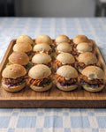 Mini hamburguesa vegana gourmet con lechuga y aderezo, opción saludable para cóctel en Santiago.