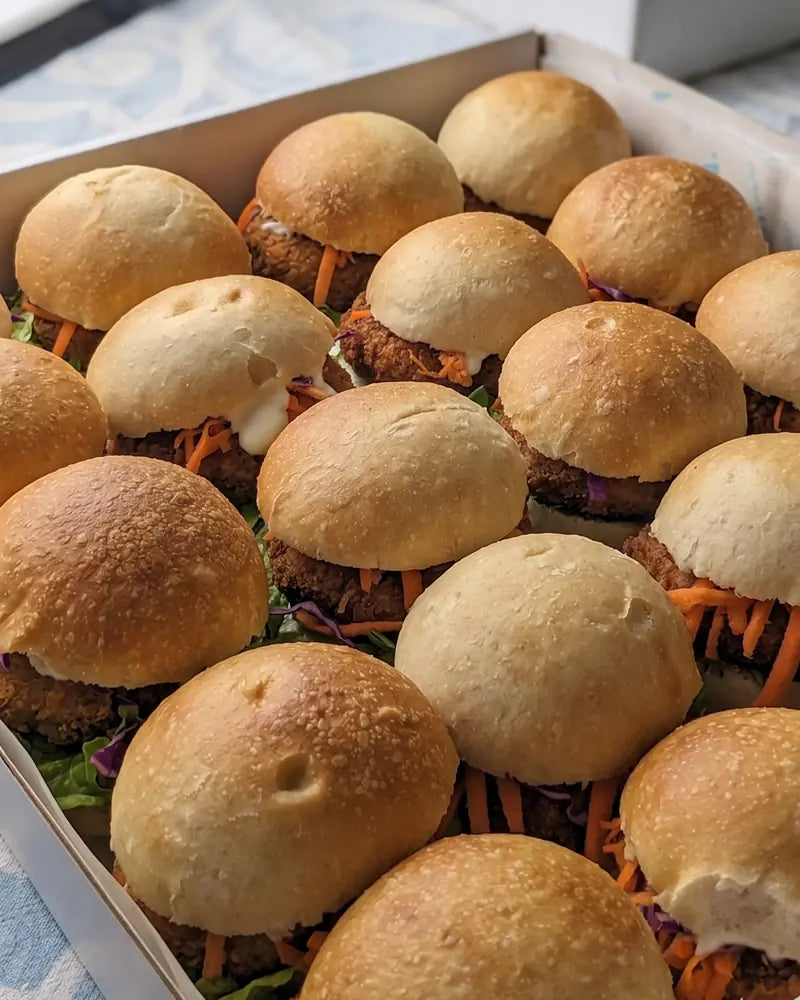 Mini hamburguesas plant-based para banquetería y celebraciones familiares en Santiago.