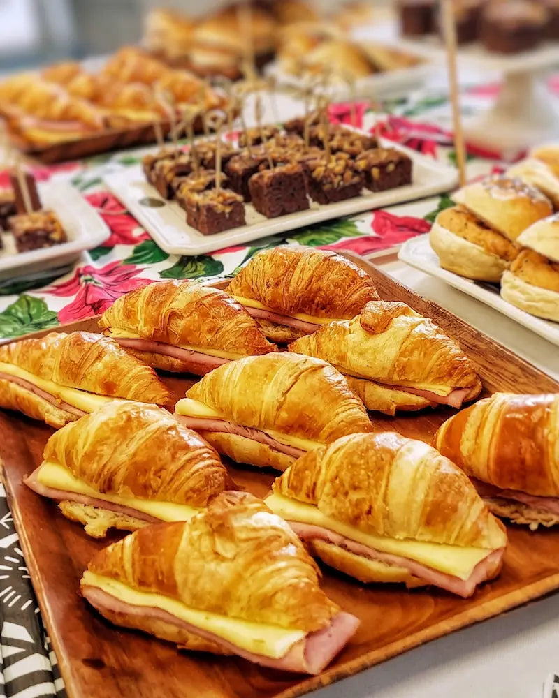 Tapadito tradicional de jamón y queso mantecoso para cumpleaños y fiestas en Santiago.