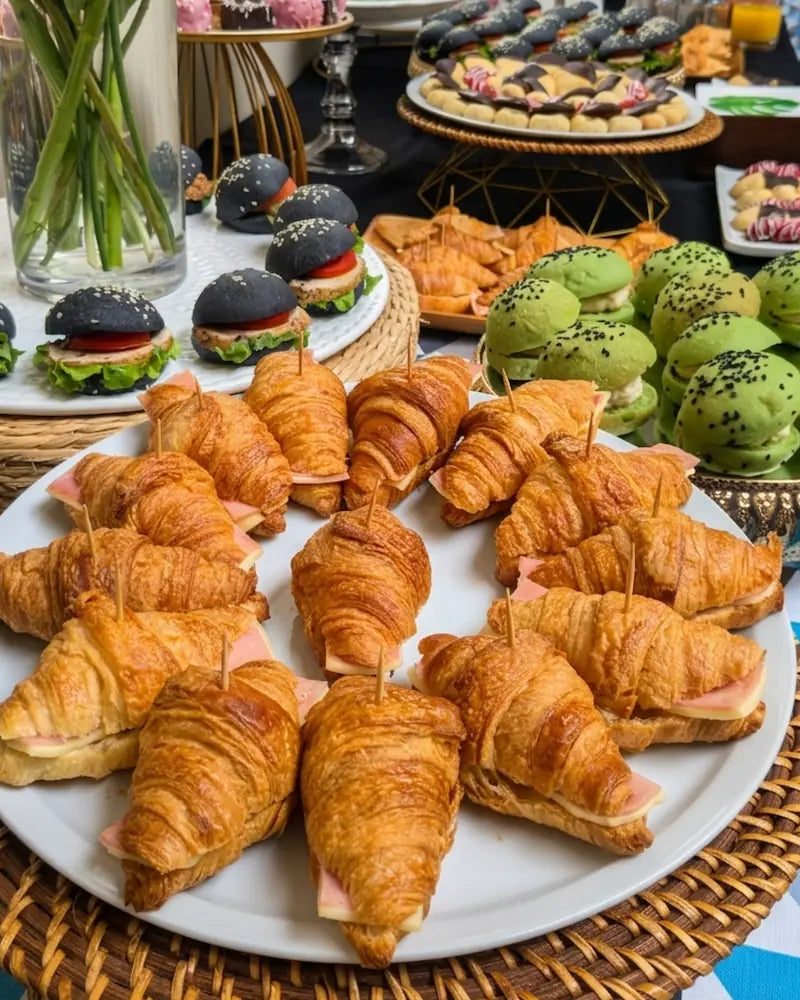 Bocado de jamón y queso para banquetería infantil y celebraciones familiares en Santiago.