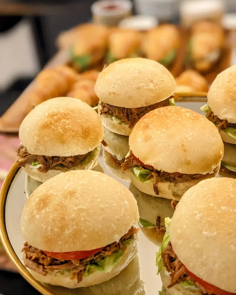 Tapaditos premium de mechada sazonada para eventos, cumpleaños y juntas en Santiago.