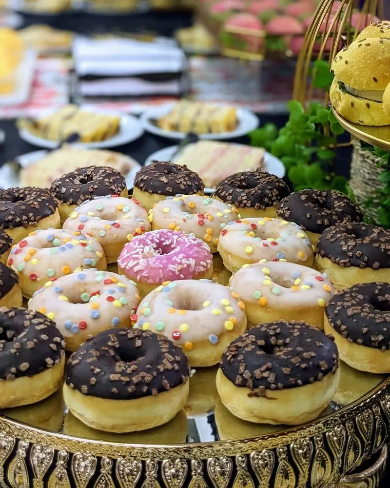 Mini donas glaseadas de colores para cumpleaños infantiles y fiestas en Santiago.