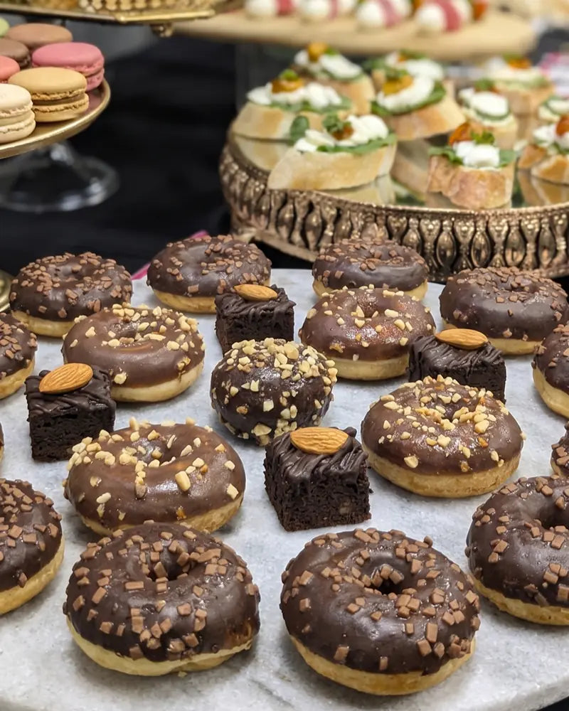 Mini donas artesanales con glaseado premium, catering a domicilio en Santiago.