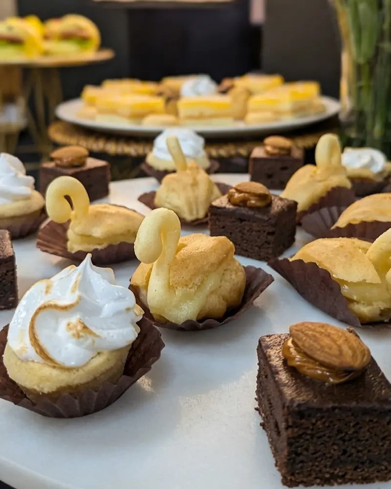 Mix de dulces de cóctel y repostería premium, catering a domicilio en Santiago.