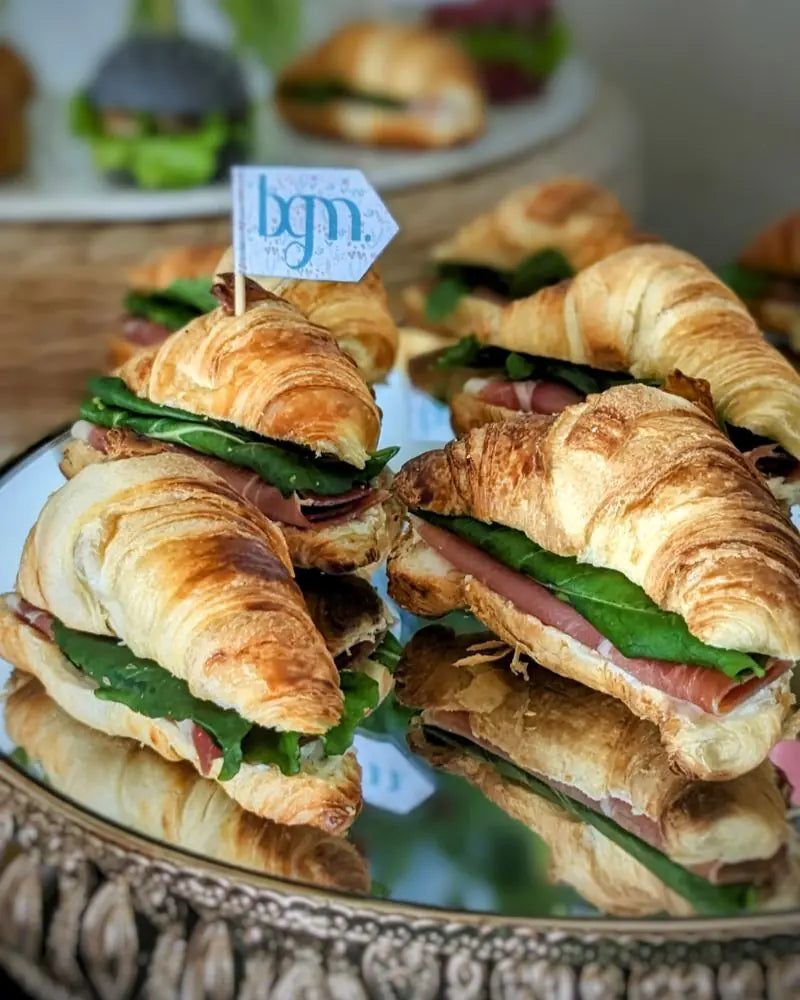 Tapadito premium de jamón serrano y queso crema para eventos y banquetería en Santiago.