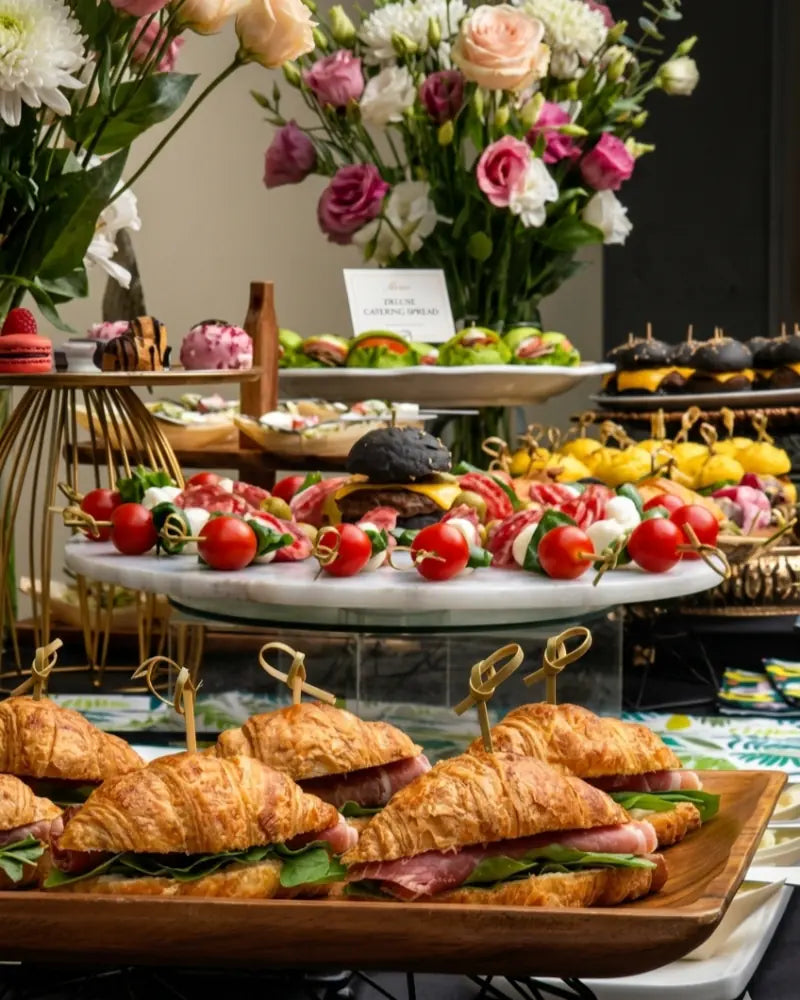 Tapaditos gourmet de jamón serrano para catering a domicilio y matrimonios en Santiago.