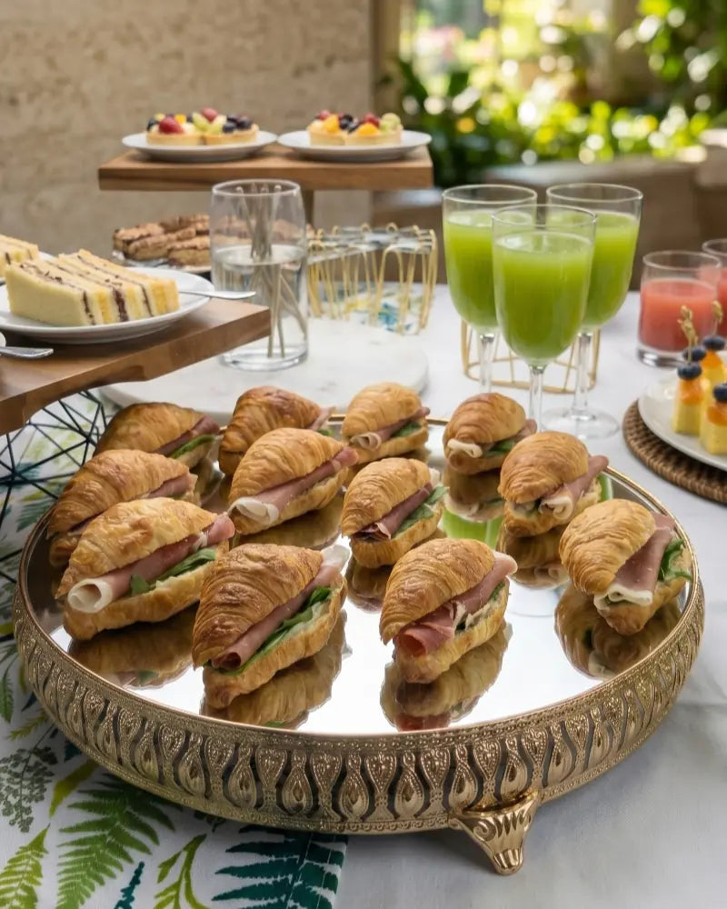 Sándwich de cóctel de jamón serrano y queso crema en pan artesanal para picoteo gourmet.
