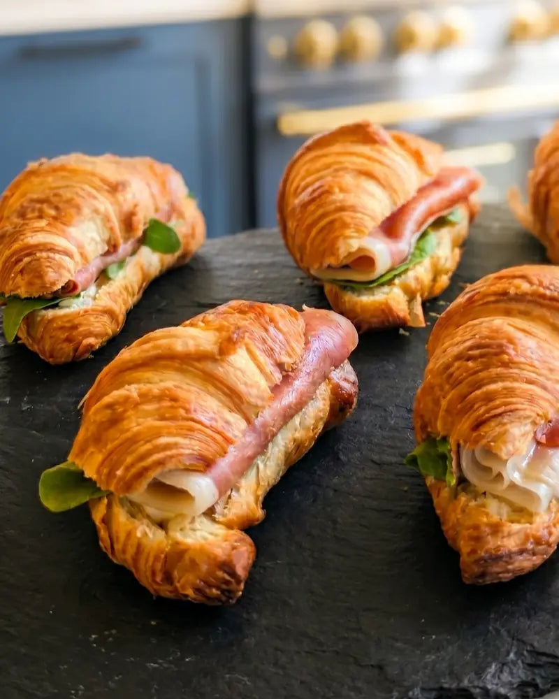 Bocados salados de jamón serrano con queso crema, ideal para coffee breaks y cócteles.