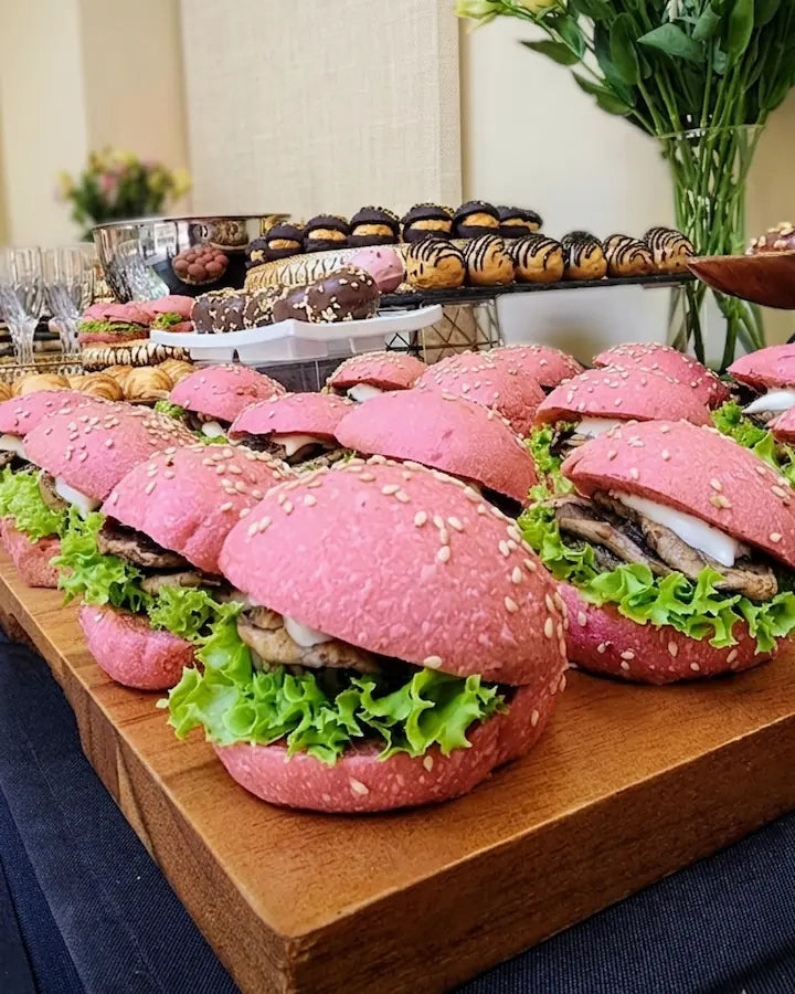 Tapaditos de champiñón y lechuga en pan artesanal, picoteo vegano en Santiago.