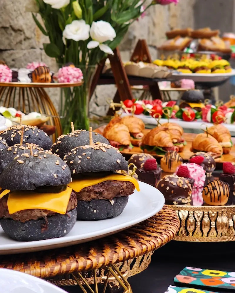 Hamburguesitas de cóctel con queso y sésamo, perfectas para eventos y fiestas a domicilio.