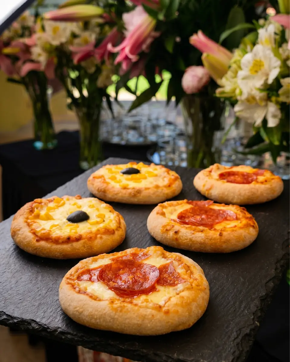 Mini pizzeta gourmet de masa madre con pepperoni para picoteo a domicilio en Santiago.