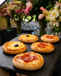 Mini pizzeta gourmet de masa madre con pepperoni para picoteo a domicilio en Santiago.